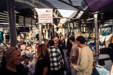 Tel Aviv, İsrail, 23 Ocak 2026 Shuk Hapishpishim bit pazarının genel görünümü. Tedarikçiler, kentin çok kültürlü yapısını yansıtan çeşitli antikalar, eski eşyalar ve yerel el sanatları sergiliyorlar..