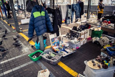 Tel Aviv, İsrail, 23 Ocak 2026 Shuk Hapishpishim bit pazarının genel görünümü. Tedarikçiler, kentin çok kültürlü yapısını yansıtan çeşitli antikalar, eski eşyalar ve yerel el sanatları sergiliyorlar..