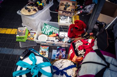 Tel Aviv, İsrail, 23 Ocak 2026 Shuk Hapishpishim bit pazarının genel görünümü. Tedarikçiler, kentin çok kültürlü yapısını yansıtan çeşitli antikalar, eski eşyalar ve yerel el sanatları sergiliyorlar..