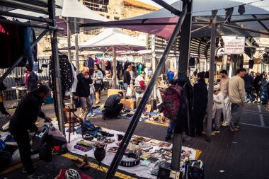 Tel Aviv, İsrail, 23 Ocak 2026 Shuk Hapishpishim bit pazarının genel görünümü. Tedarikçiler, kentin çok kültürlü yapısını yansıtan çeşitli antikalar, eski eşyalar ve yerel el sanatları sergiliyorlar..