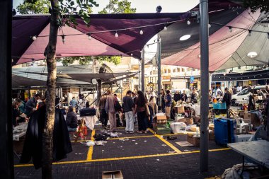 Tel Aviv, İsrail, 23 Ocak 2026 Shuk Hapishpishim bit pazarının genel görünümü. Tedarikçiler, kentin çok kültürlü yapısını yansıtan çeşitli antikalar, eski eşyalar ve yerel el sanatları sergiliyorlar..