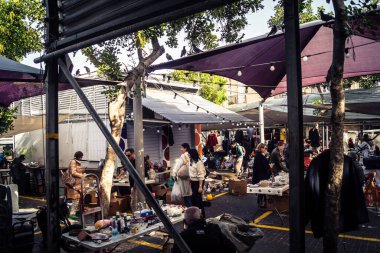 Tel Aviv, İsrail, 23 Ocak 2026 Shuk Hapishpishim bit pazarının genel görünümü. Tedarikçiler, kentin çok kültürlü yapısını yansıtan çeşitli antikalar, eski eşyalar ve yerel el sanatları sergiliyorlar..