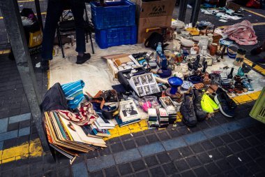 Tel Aviv, İsrail, 23 Ocak 2026 Shuk Hapishpishim bit pazarının genel görünümü. Tedarikçiler, kentin çok kültürlü yapısını yansıtan çeşitli antikalar, eski eşyalar ve yerel el sanatları sergiliyorlar..