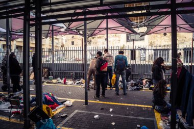 Tel Aviv, İsrail, 23 Ocak 2026 Shuk Hapishpishim bit pazarının genel görünümü. Tedarikçiler, kentin çok kültürlü yapısını yansıtan çeşitli antikalar, eski eşyalar ve yerel el sanatları sergiliyorlar..