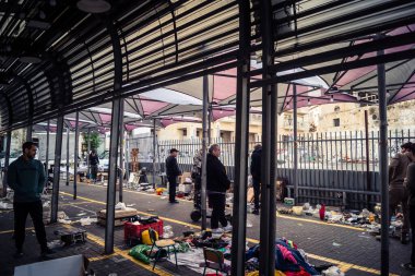 Tel Aviv, İsrail, 23 Ocak 2026 Shuk Hapishpishim bit pazarının genel görünümü. Tedarikçiler, kentin çok kültürlü yapısını yansıtan çeşitli antikalar, eski eşyalar ve yerel el sanatları sergiliyorlar..