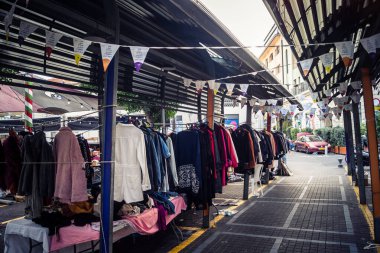 Tel Aviv, İsrail, 23 Ocak 2026 Shuk Hapishpishim bit pazarının genel görünümü. Tedarikçiler, kentin çok kültürlü yapısını yansıtan çeşitli antikalar, eski eşyalar ve yerel el sanatları sergiliyorlar..