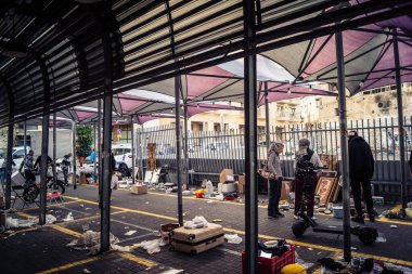 Tel Aviv, İsrail, 23 Ocak 2026 Shuk Hapishpishim bit pazarının genel görünümü. Tedarikçiler, kentin çok kültürlü yapısını yansıtan çeşitli antikalar, eski eşyalar ve yerel el sanatları sergiliyorlar..