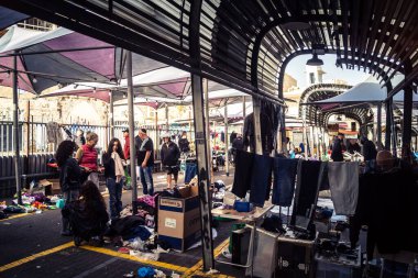 Tel Aviv, İsrail, 23 Ocak 2026 Shuk Hapishpishim bit pazarının genel görünümü. Tedarikçiler, kentin çok kültürlü yapısını yansıtan çeşitli antikalar, eski eşyalar ve yerel el sanatları sergiliyorlar..