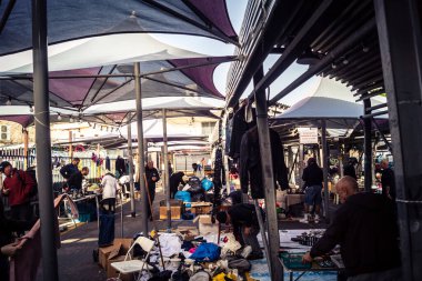 Tel Aviv, İsrail, 23 Ocak 2026 Shuk Hapishpishim bit pazarının genel görünümü. Tedarikçiler, kentin çok kültürlü yapısını yansıtan çeşitli antikalar, eski eşyalar ve yerel el sanatları sergiliyorlar..