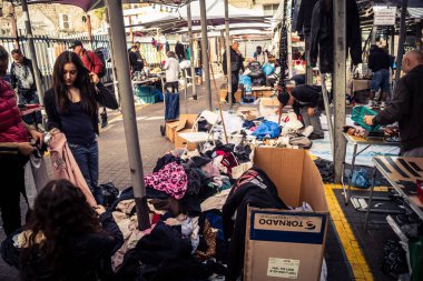 Tel Aviv, İsrail, 23 Ocak 2026 Shuk Hapishpishim bit pazarının genel görünümü. Tedarikçiler, kentin çok kültürlü yapısını yansıtan çeşitli antikalar, eski eşyalar ve yerel el sanatları sergiliyorlar..