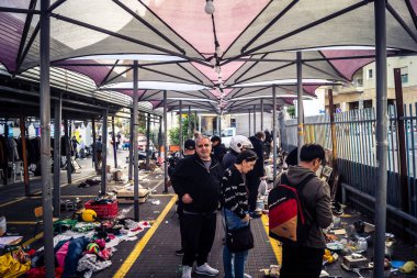 Tel Aviv, İsrail, 23 Ocak 2026 Shuk Hapishpishim bit pazarının genel görünümü. Tedarikçiler, kentin çok kültürlü yapısını yansıtan çeşitli antikalar, eski eşyalar ve yerel el sanatları sergiliyorlar..