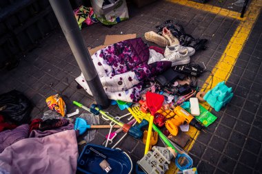 Tel Aviv, İsrail, 23 Ocak 2026 Shuk Hapishpishim bit pazarının genel görünümü. Tedarikçiler, kentin çok kültürlü yapısını yansıtan çeşitli antikalar, eski eşyalar ve yerel el sanatları sergiliyorlar..