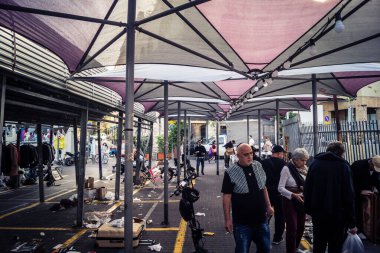 Tel Aviv, İsrail, 23 Ocak 2026 Shuk Hapishpishim bit pazarının genel görünümü. Tedarikçiler, kentin çok kültürlü yapısını yansıtan çeşitli antikalar, eski eşyalar ve yerel el sanatları sergiliyorlar..