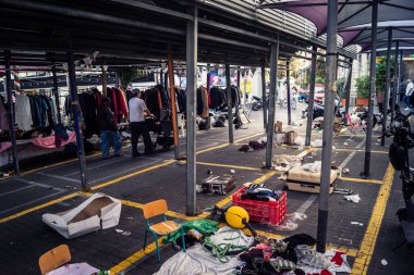 Tel Aviv, İsrail, 23 Ocak 2026 Shuk Hapishpishim bit pazarının genel görünümü. Tedarikçiler, kentin çok kültürlü yapısını yansıtan çeşitli antikalar, eski eşyalar ve yerel el sanatları sergiliyorlar..