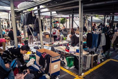 Tel Aviv, İsrail, 23 Ocak 2026 Shuk Hapishpishim bit pazarının genel görünümü. Tedarikçiler, kentin çok kültürlü yapısını yansıtan çeşitli antikalar, eski eşyalar ve yerel el sanatları sergiliyorlar..