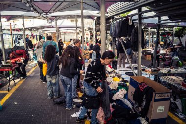 Tel Aviv, İsrail, 23 Ocak 2026 Shuk Hapishpishim bit pazarının genel görünümü. Tedarikçiler, kentin çok kültürlü yapısını yansıtan çeşitli antikalar, eski eşyalar ve yerel el sanatları sergiliyorlar..