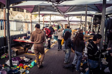 Tel Aviv, İsrail, 23 Ocak 2026 Shuk Hapishpishim bit pazarının genel görünümü. Tedarikçiler, kentin çok kültürlü yapısını yansıtan çeşitli antikalar, eski eşyalar ve yerel el sanatları sergiliyorlar..