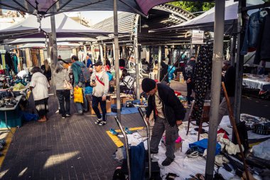 Tel Aviv, İsrail, 23 Ocak 2026 Shuk Hapishpishim bit pazarının genel görünümü. Tedarikçiler, kentin çok kültürlü yapısını yansıtan çeşitli antikalar, eski eşyalar ve yerel el sanatları sergiliyorlar..