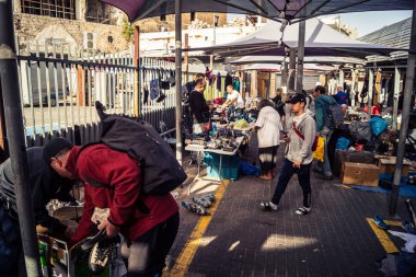 Tel Aviv, İsrail, 23 Ocak 2026 Shuk Hapishpishim bit pazarının genel görünümü. Tedarikçiler, kentin çok kültürlü yapısını yansıtan çeşitli antikalar, eski eşyalar ve yerel el sanatları sergiliyorlar..