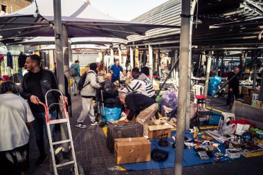 Tel Aviv, İsrail, 23 Ocak 2026 Shuk Hapishpishim bit pazarının genel görünümü. Tedarikçiler, kentin çok kültürlü yapısını yansıtan çeşitli antikalar, eski eşyalar ve yerel el sanatları sergiliyorlar..