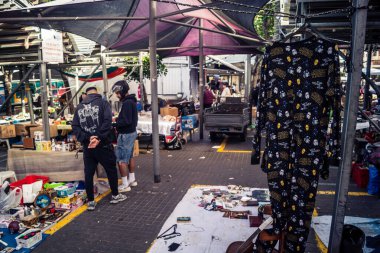 Tel Aviv, İsrail, 23 Ocak 2026 Shuk Hapishpishim bit pazarının genel görünümü. Tedarikçiler, kentin çok kültürlü yapısını yansıtan çeşitli antikalar, eski eşyalar ve yerel el sanatları sergiliyorlar..