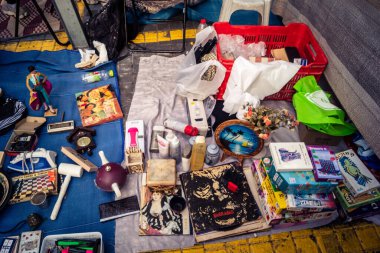 Tel Aviv, İsrail, 23 Ocak 2026 Shuk Hapishpishim bit pazarının genel görünümü. Tedarikçiler, kentin çok kültürlü yapısını yansıtan çeşitli antikalar, eski eşyalar ve yerel el sanatları sergiliyorlar..