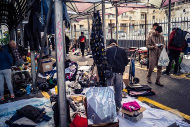 Tel Aviv, İsrail, 23 Ocak 2026 Shuk Hapishpishim bit pazarının genel görünümü. Tedarikçiler, kentin çok kültürlü yapısını yansıtan çeşitli antikalar, eski eşyalar ve yerel el sanatları sergiliyorlar..