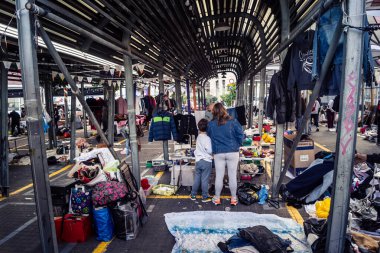 Tel Aviv, İsrail, 23 Ocak 2026 Shuk Hapishpishim bit pazarının genel görünümü. Tedarikçiler, kentin çok kültürlü yapısını yansıtan çeşitli antikalar, eski eşyalar ve yerel el sanatları sergiliyorlar..