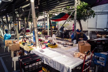 Tel Aviv, İsrail, 23 Ocak 2026 Shuk Hapishpishim bit pazarının genel görünümü. Tedarikçiler, kentin çok kültürlü yapısını yansıtan çeşitli antikalar, eski eşyalar ve yerel el sanatları sergiliyorlar..