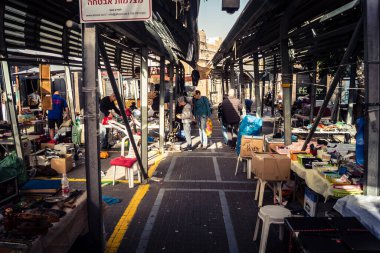 Tel Aviv, İsrail, 23 Ocak 2026 Shuk Hapishpishim bit pazarının genel görünümü. Tedarikçiler, kentin çok kültürlü yapısını yansıtan çeşitli antikalar, eski eşyalar ve yerel el sanatları sergiliyorlar..