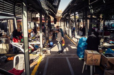 Tel Aviv, İsrail, 23 Ocak 2026 Shuk Hapishpishim bit pazarının genel görünümü. Tedarikçiler, kentin çok kültürlü yapısını yansıtan çeşitli antikalar, eski eşyalar ve yerel el sanatları sergiliyorlar..
