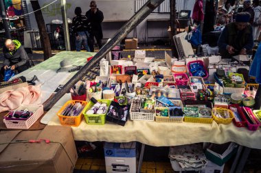 Tel Aviv, İsrail, 23 Ocak 2026 Shuk Hapishpishim bit pazarının genel görünümü. Tedarikçiler, kentin çok kültürlü yapısını yansıtan çeşitli antikalar, eski eşyalar ve yerel el sanatları sergiliyorlar..