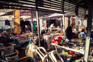 Tel Aviv, İsrail, 23 Ocak 2026 Shuk Hapishpishim bit pazarının genel görünümü. Tedarikçiler, kentin çok kültürlü yapısını yansıtan çeşitli antikalar, eski eşyalar ve yerel el sanatları sergiliyorlar..