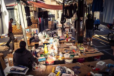 Tel Aviv, İsrail, 23 Ocak 2026 Shuk Hapishpishim bit pazarının genel görünümü. Tedarikçiler, kentin çok kültürlü yapısını yansıtan çeşitli antikalar, eski eşyalar ve yerel el sanatları sergiliyorlar..