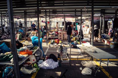 Tel Aviv, İsrail, 23 Ocak 2026 Shuk Hapishpishim bit pazarının genel görünümü. Tedarikçiler, kentin çok kültürlü yapısını yansıtan çeşitli antikalar, eski eşyalar ve yerel el sanatları sergiliyorlar..