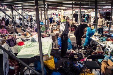 Tel Aviv, İsrail, 23 Ocak 2026 Shuk Hapishpishim bit pazarının genel görünümü. Tedarikçiler, kentin çok kültürlü yapısını yansıtan çeşitli antikalar, eski eşyalar ve yerel el sanatları sergiliyorlar..