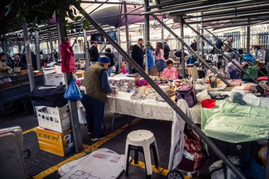 Tel Aviv, İsrail, 23 Ocak 2026 Shuk Hapishpishim bit pazarının genel görünümü. Tedarikçiler, kentin çok kültürlü yapısını yansıtan çeşitli antikalar, eski eşyalar ve yerel el sanatları sergiliyorlar..