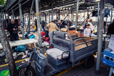 Tel Aviv, İsrail, 23 Ocak 2026 Shuk Hapishpishim bit pazarının genel görünümü. Tedarikçiler, kentin çok kültürlü yapısını yansıtan çeşitli antikalar, eski eşyalar ve yerel el sanatları sergiliyorlar..