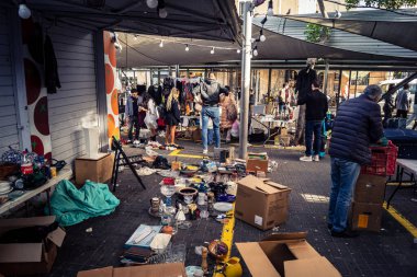 Tel Aviv, İsrail, 23 Ocak 2026 Shuk Hapishpishim bit pazarının genel görünümü. Tedarikçiler, kentin çok kültürlü yapısını yansıtan çeşitli antikalar, eski eşyalar ve yerel el sanatları sergiliyorlar..