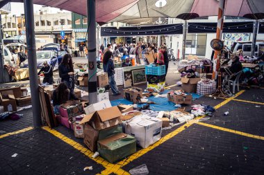 Tel Aviv, İsrail, 23 Ocak 2026 Shuk Hapishpishim bit pazarının genel görünümü. Tedarikçiler, kentin çok kültürlü yapısını yansıtan çeşitli antikalar, eski eşyalar ve yerel el sanatları sergiliyorlar..