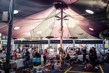 Tel Aviv, İsrail, 23 Ocak 2026 Shuk Hapishpishim bit pazarının genel görünümü. Tedarikçiler, kentin çok kültürlü yapısını yansıtan çeşitli antikalar, eski eşyalar ve yerel el sanatları sergiliyorlar..