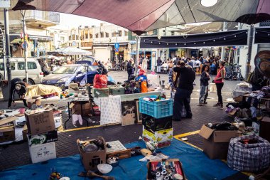 Tel Aviv, İsrail, 23 Ocak 2026 Shuk Hapishpishim bit pazarının genel görünümü. Tedarikçiler, kentin çok kültürlü yapısını yansıtan çeşitli antikalar, eski eşyalar ve yerel el sanatları sergiliyorlar..