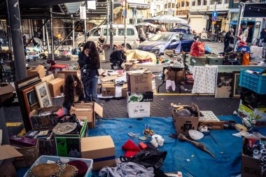 Tel Aviv, İsrail, 23 Ocak 2026 Shuk Hapishpishim bit pazarının genel görünümü. Tedarikçiler, kentin çok kültürlü yapısını yansıtan çeşitli antikalar, eski eşyalar ve yerel el sanatları sergiliyorlar..