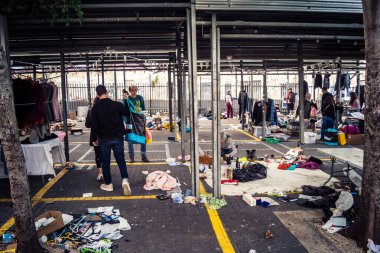 Tel Aviv, İsrail, 23 Ocak 2026 Shuk Hapishpishim bit pazarının genel görünümü. Tedarikçiler, kentin çok kültürlü yapısını yansıtan çeşitli antikalar, eski eşyalar ve yerel el sanatları sergiliyorlar..