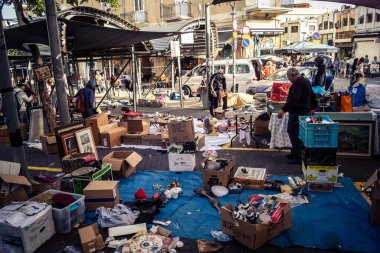 Tel Aviv, İsrail, 23 Ocak 2026 Shuk Hapishpishim bit pazarının genel görünümü. Tedarikçiler, kentin çok kültürlü yapısını yansıtan çeşitli antikalar, eski eşyalar ve yerel el sanatları sergiliyorlar..