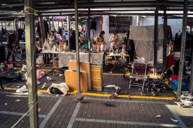 Tel Aviv, İsrail, 23 Ocak 2026 Shuk Hapishpishim bit pazarının genel görünümü. Tedarikçiler, kentin çok kültürlü yapısını yansıtan çeşitli antikalar, eski eşyalar ve yerel el sanatları sergiliyorlar..