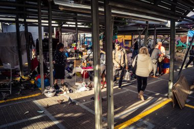 Tel Aviv, İsrail, 23 Ocak 2026 Shuk Hapishpishim bit pazarının genel görünümü. Tedarikçiler, kentin çok kültürlü yapısını yansıtan çeşitli antikalar, eski eşyalar ve yerel el sanatları sergiliyorlar..