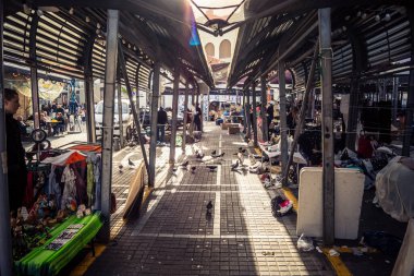 Tel Aviv, İsrail, 23 Ocak 2026 Shuk Hapishpishim bit pazarının genel görünümü. Tedarikçiler, kentin çok kültürlü yapısını yansıtan çeşitli antikalar, eski eşyalar ve yerel el sanatları sergiliyorlar..