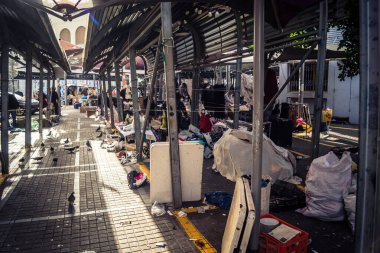 Tel Aviv, İsrail, 23 Ocak 2026 Shuk Hapishpishim bit pazarının genel görünümü. Tedarikçiler, kentin çok kültürlü yapısını yansıtan çeşitli antikalar, eski eşyalar ve yerel el sanatları sergiliyorlar..