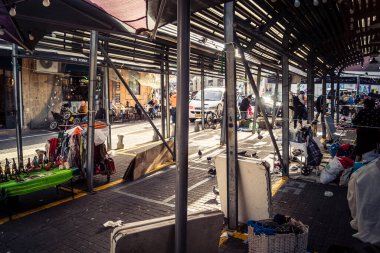 Tel Aviv, İsrail, 23 Ocak 2026 Shuk Hapishpishim bit pazarının genel görünümü. Tedarikçiler, kentin çok kültürlü yapısını yansıtan çeşitli antikalar, eski eşyalar ve yerel el sanatları sergiliyorlar..